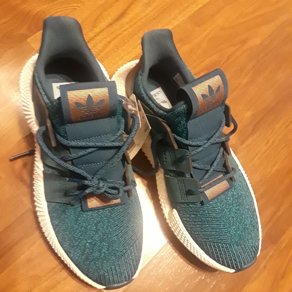 Reposh. Nwt,,  size 7 These run big .